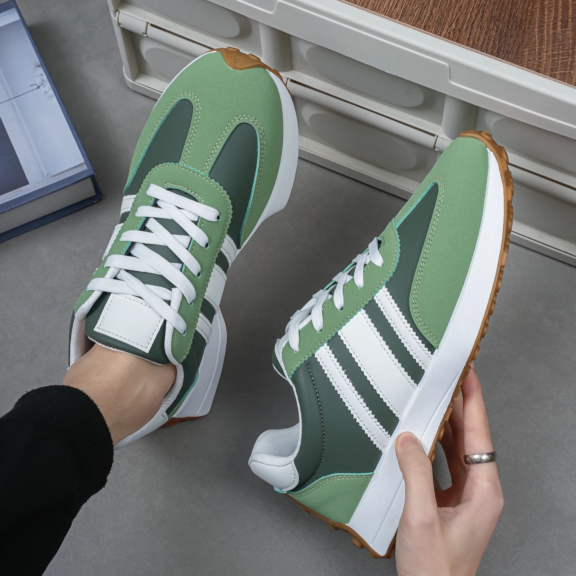 Men's casual shoes, low cut lace up trendy board shoes, fashionable and versatile, wear-resistant and anti slip bean shoes