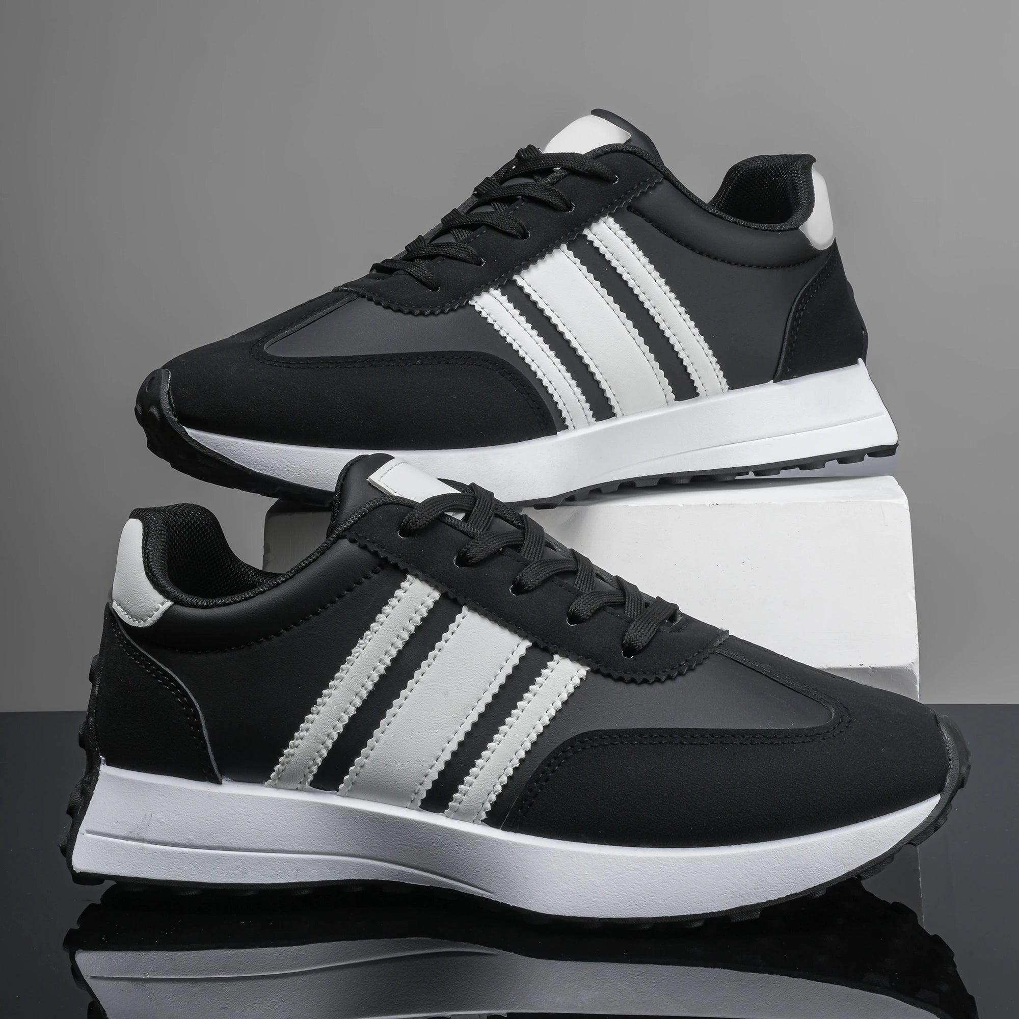 Men's casual shoes, low cut lace up trendy board shoes, fashionable and versatile, wear-resistant and anti slip bean shoes