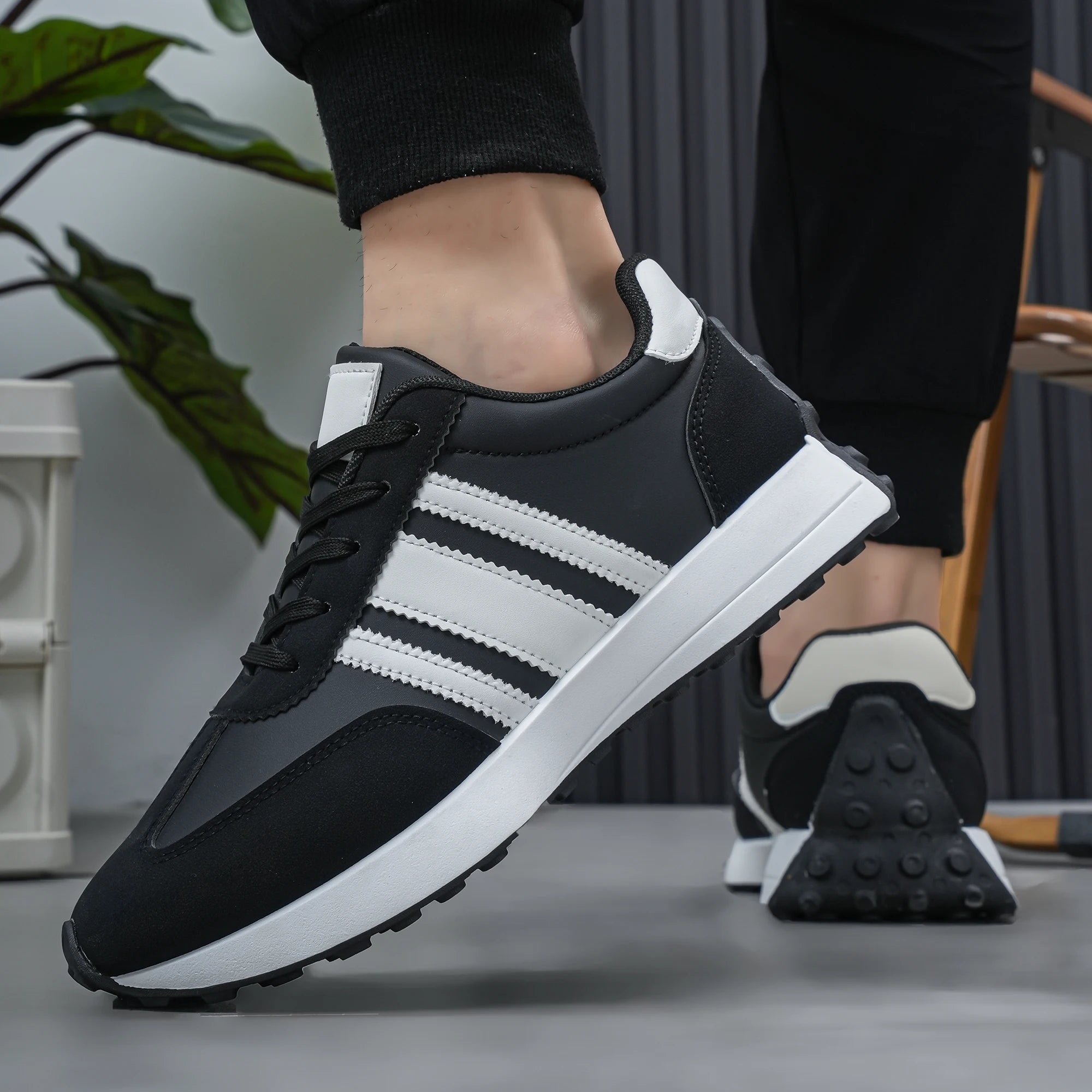 Men's casual shoes, low cut lace up trendy board shoes, fashionable and versatile, wear-resistant and anti slip bean shoes