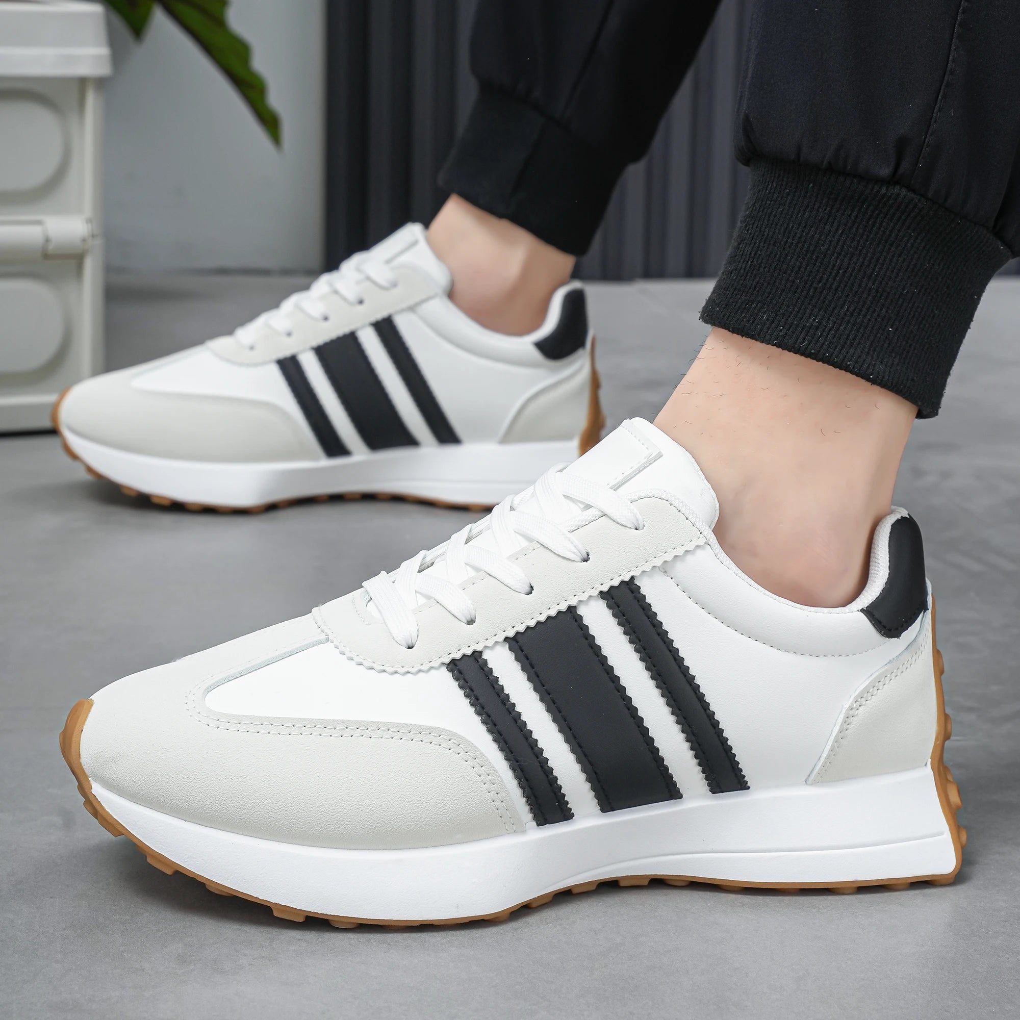 Men's casual shoes, low cut lace up trendy board shoes, fashionable and versatile, wear-resistant and anti slip bean shoes